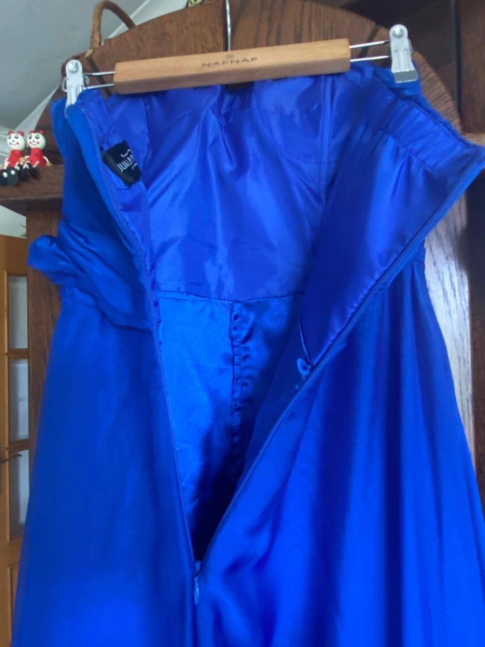 Vestido de festa romântico azul royal, corte "Hi-Lo" com pedrarias. – photo 9